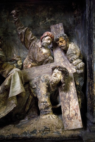 Altaarstuk, linker paneel, (detail) De kruisdraging, st. Veronica door Ligier Richier